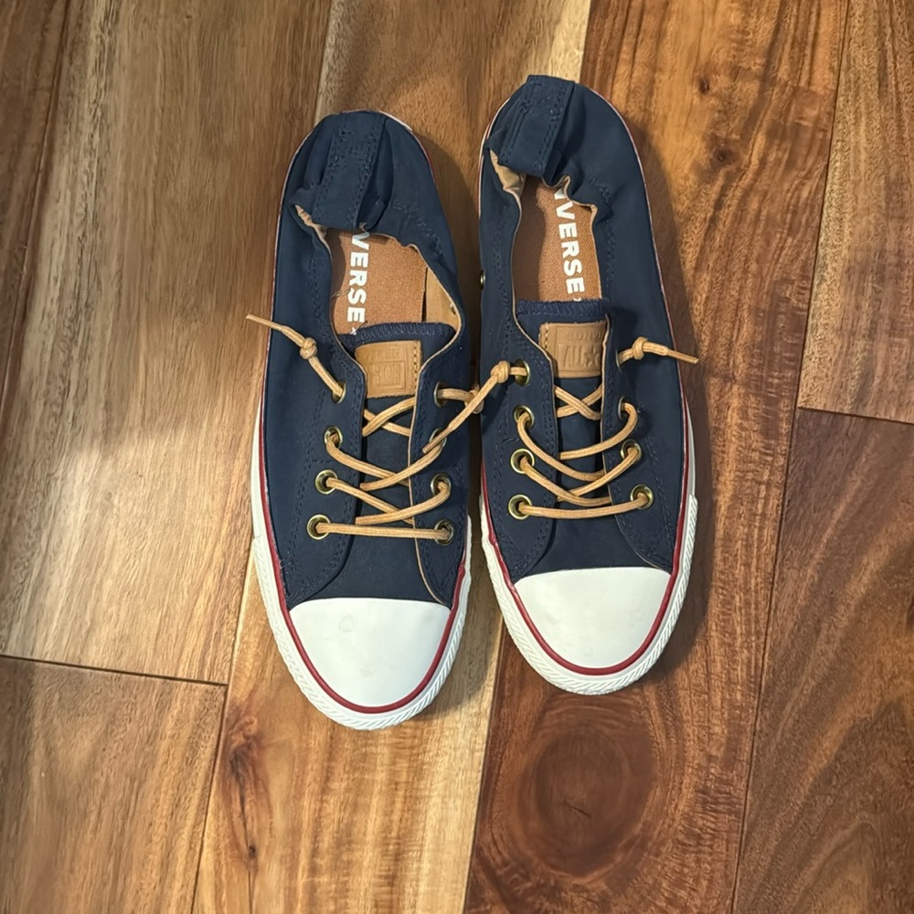 New, never worn Converse shoes size 8